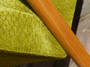 Tissu vert anis pour ce fauteuil scandinave