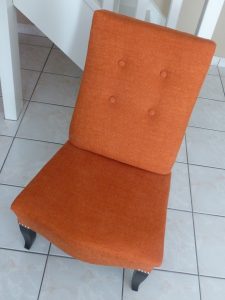 Chauffeuse boutonnée orange Casamance