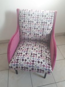 Chauffeuse vintage apres refection violet parme pois velours