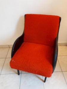 chauffeuse vintage avant refection moumoute rouge simili skai noir