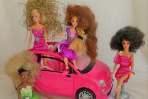 Tapissier is girly. Du crin pour mes barbies
