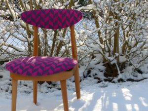 chaise nordique neige graphisme rose fuschia granit