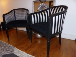 fauteuil tonneau cabriolet graphique rayure pied de coq noir et blanc
