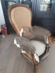 Fauteuil pompadour dégarnissage en cours