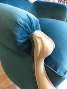 Fauteuil pompadour coussin bosse vert canard détail crosse
