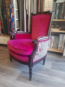 bergere rose et rayures noires et blanches et papillon