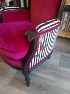bergere rose et rayures noires et blanches et papillon