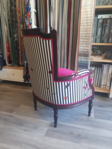 bergere rose et rayures noires et blanches et papillon
