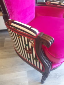 bergere rose et rayures noires et blanches et papillon