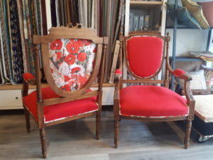 fauteuils rouge et coquelicot