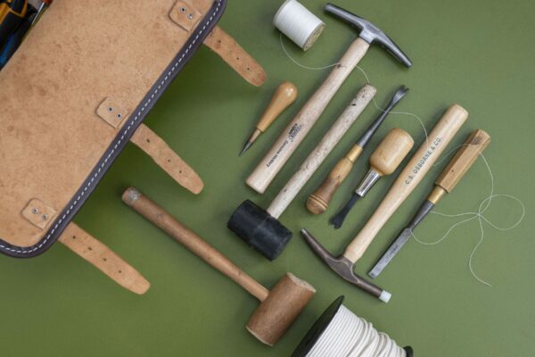 Formation en ligne tapisserie. outils tapissier