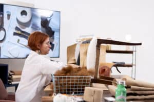 Formation en ligne tapisserie. Mise en crin végétal du dossier