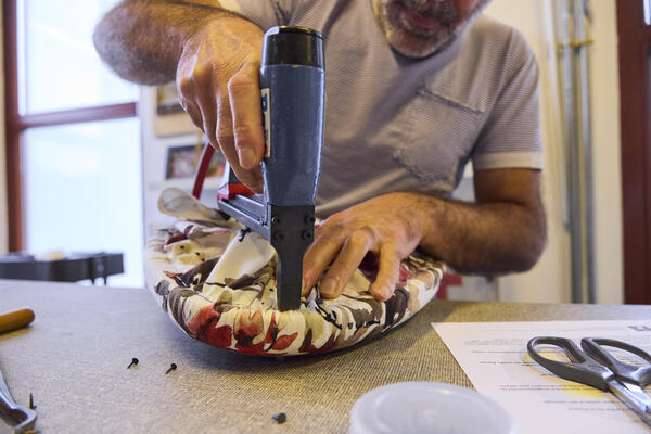 atelier découverte tabouret agrafage du tissu fleuri