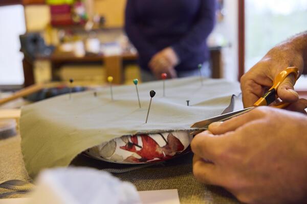 atelier découverte tabouret pose de la toile de propreté jaconas